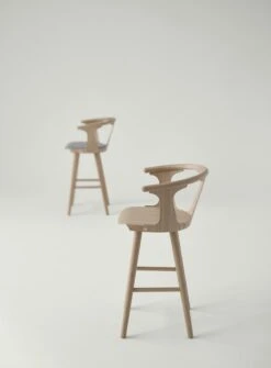&Tradition In Between Bar Stool Sk8, Oiled Oak / Fiord 251 -Maze Furni Shop tradition in between bar stool sk8 5